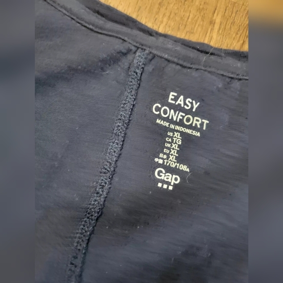 FREE W BUNDLE Gap scoop neck t-shirt - Picture 3 of 8